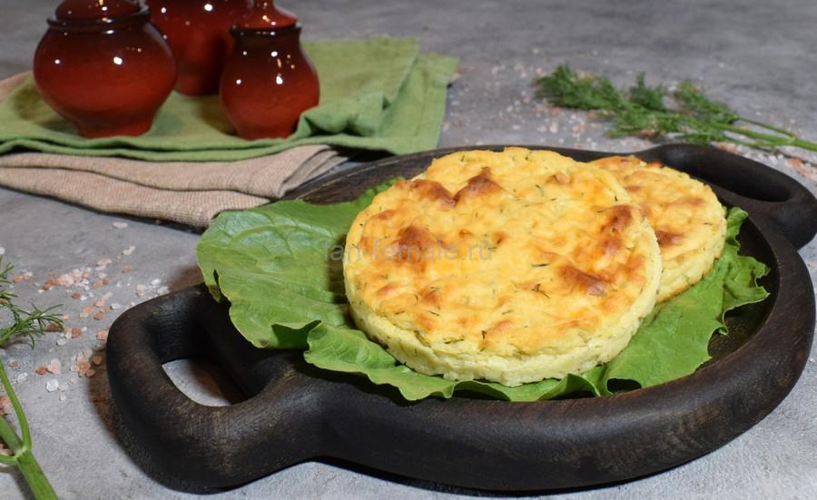 Печеные картофельный биточки с луком и укропом