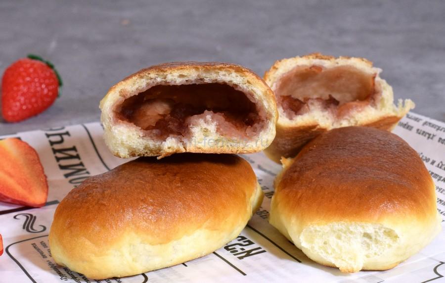 Печеные пирожки с клубничным джемом