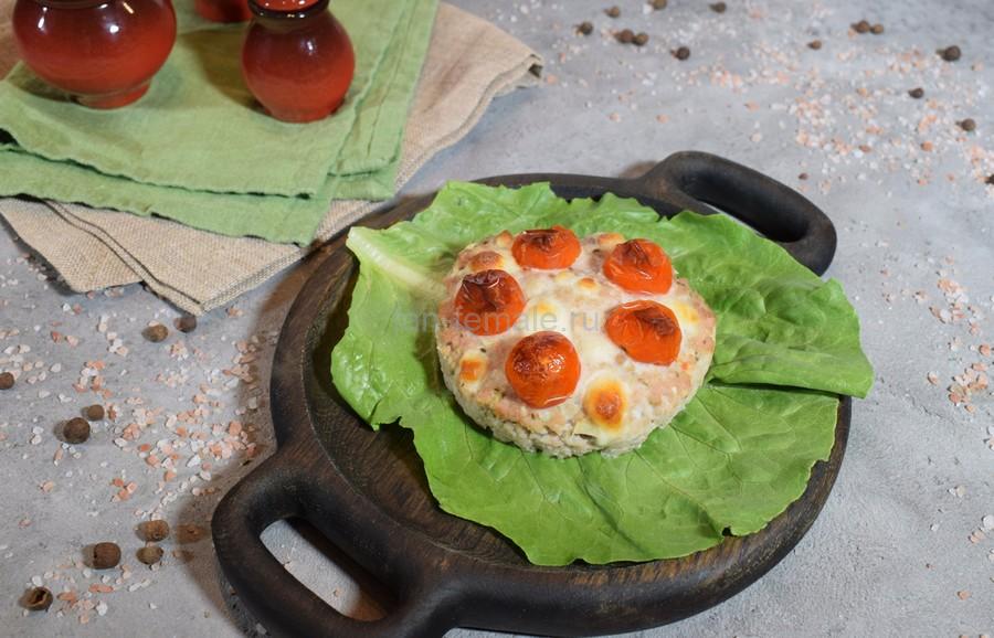 Печеные рубленые свиные котлеты с моцареллой и черри