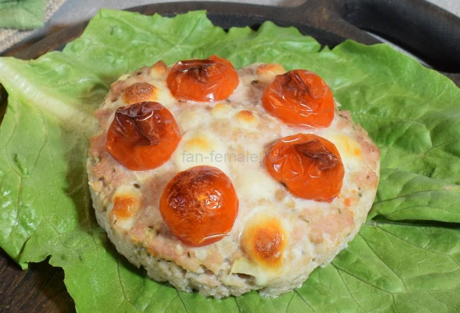 Печеные рубленые свиные котлеты с моцареллой и черри