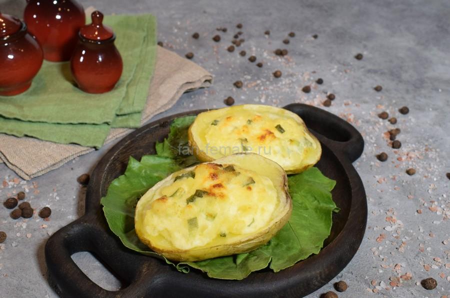 Печеный картофель, фаршированный сыром с чесноком и зеленым луком