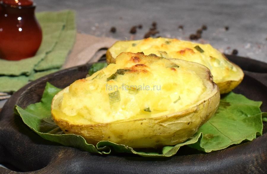 Печеный картофель, фаршированный сыром с чесноком и зеленым луком