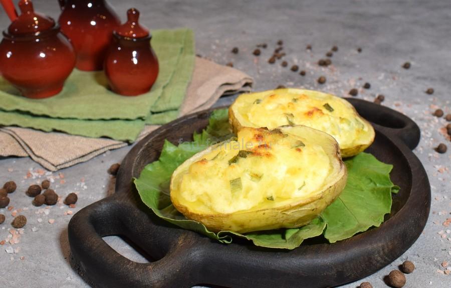 Печеный картофель, фаршированный сыром с чесноком и зеленым луком