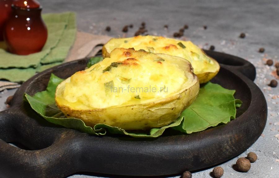 Печеный картофель, фаршированный сыром с чесноком и зеленым луком