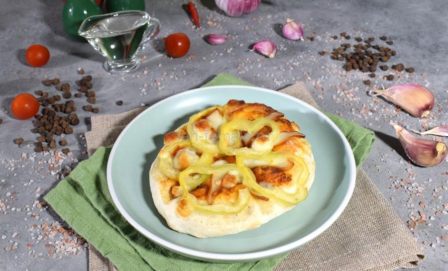 Пиццетта с копченым кальмаром и сладким перцем