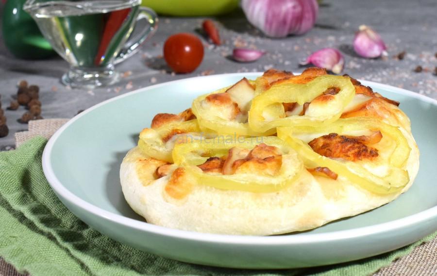 Пиццетта с копченым кальмаром и сладким перцем