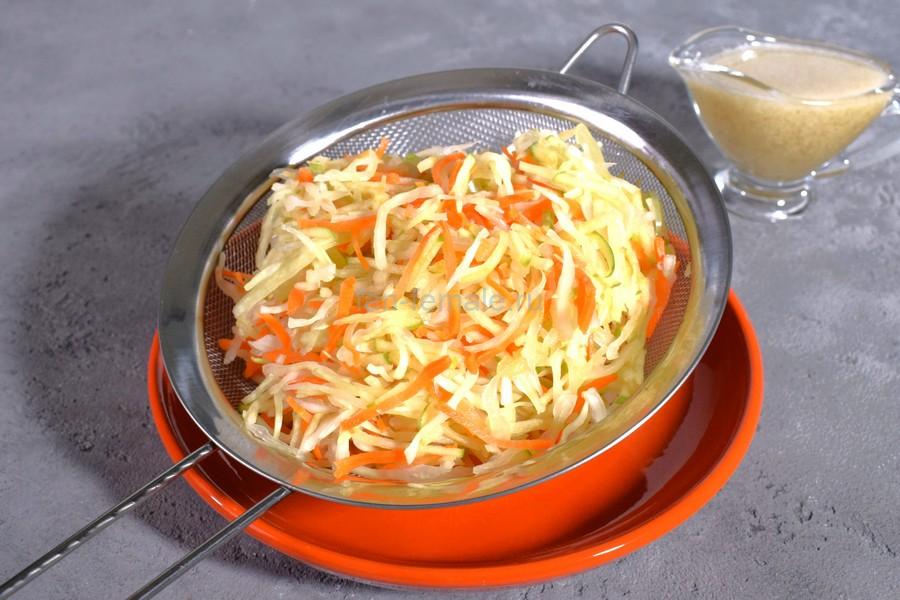 Приготовление капусты с перцем, морковью, яблоком и ореховым соусом, шаг 6