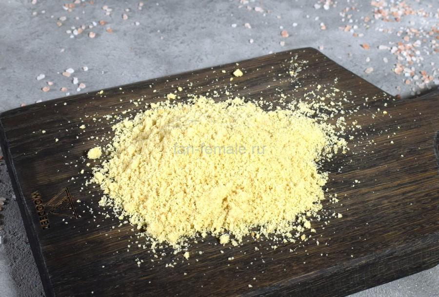Приготовление крошковых пирожных с кокосовой сгущенкой и глазурью, шаг 1