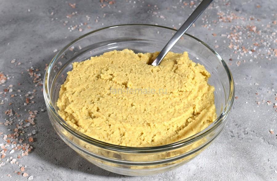 Приготовление крошковых пирожных с кокосовой сгущенкой и глазурью, шаг 2