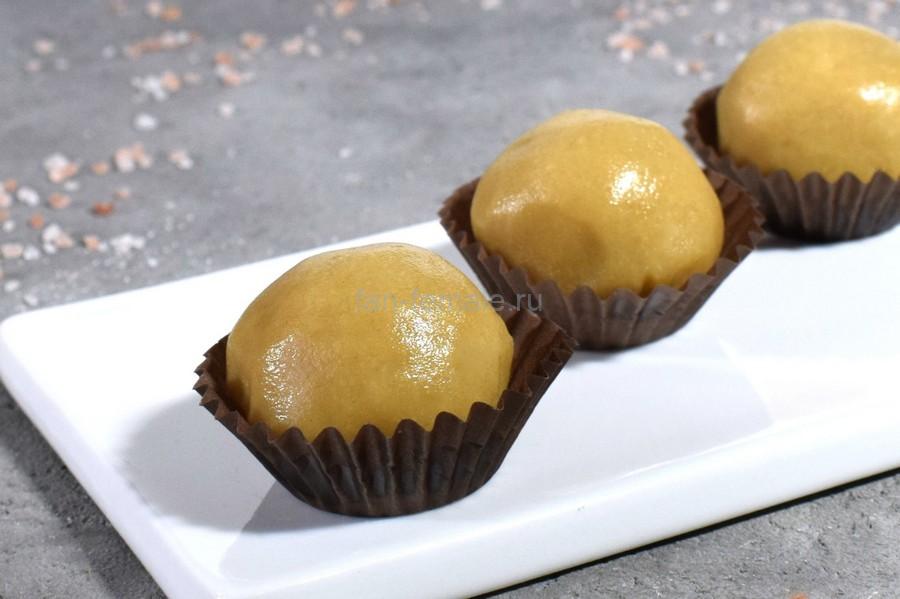 Приготовление крошковых пирожных с кокосовой сгущенкой и глазурью, шаг 3