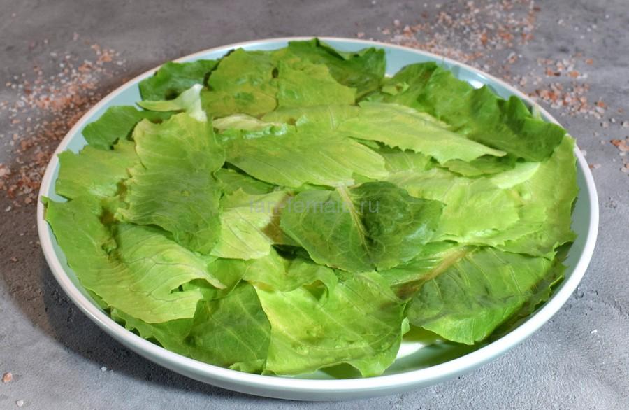 Приготовление салата с курицей, перепелиными яйцами, черри, пармезаном, шаг 2
