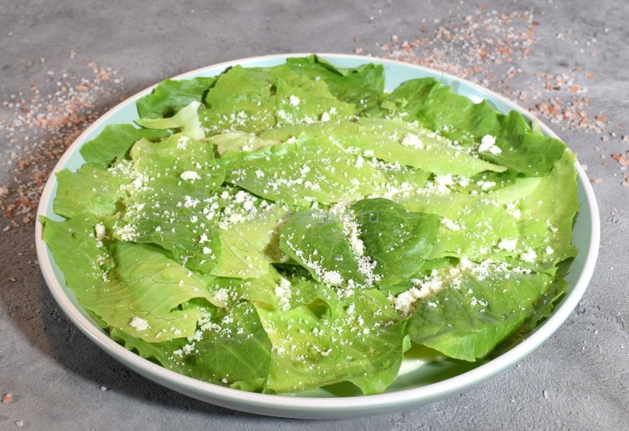 Приготовление салата с курицей, перепелиными яйцами, черри, пармезаном, шаг 3