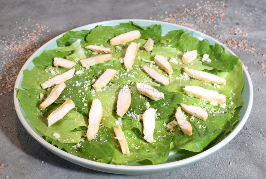 Приготовление салата с курицей, перепелиными яйцами, черри, пармезаном, шаг 4