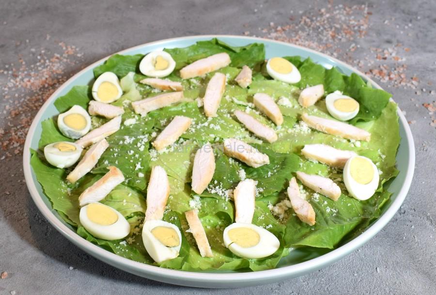 Приготовление салата с курицей, перепелиными яйцами, черри, пармезаном, шаг 5