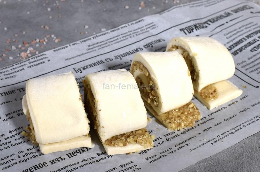 Приготовление слоеных улиток с медом и грецкими орехами, шаг 5