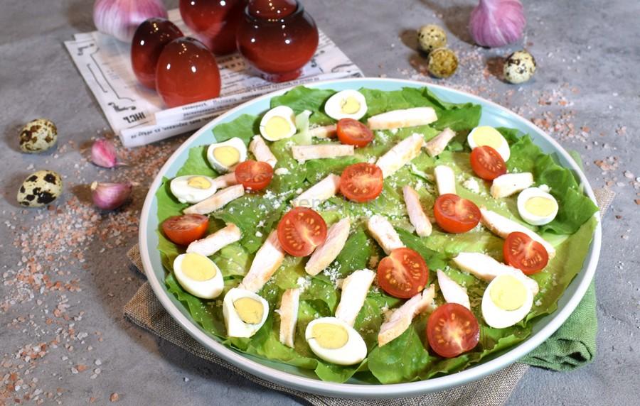 Салат с курицей, перепелиными яйцами, черри, пармезаном