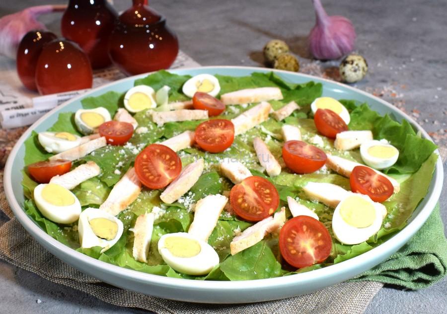 Салат с курицей, перепелиными яйцами, черри, пармезаном