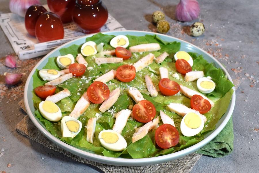 Салат с курицей, перепелиными яйцами, черри, пармезаном