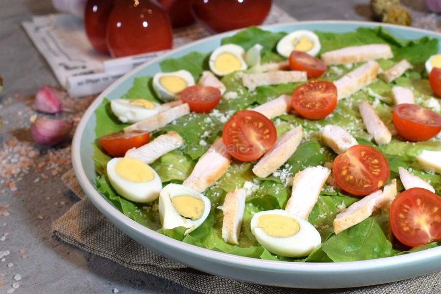 Салат с курицей, перепелиными яйцами, черри, пармезаном