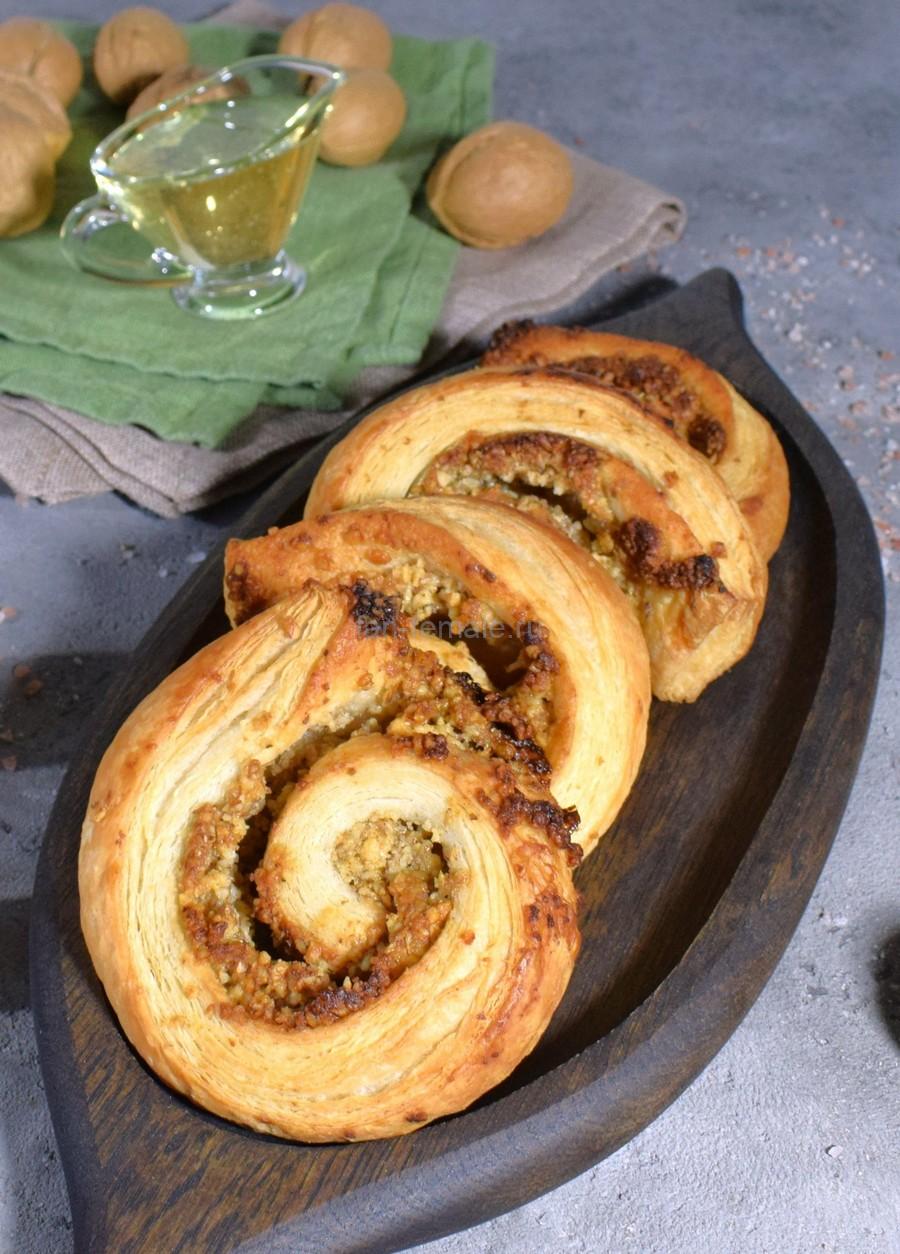 Слоеные улитки с медом и грецкими орехами