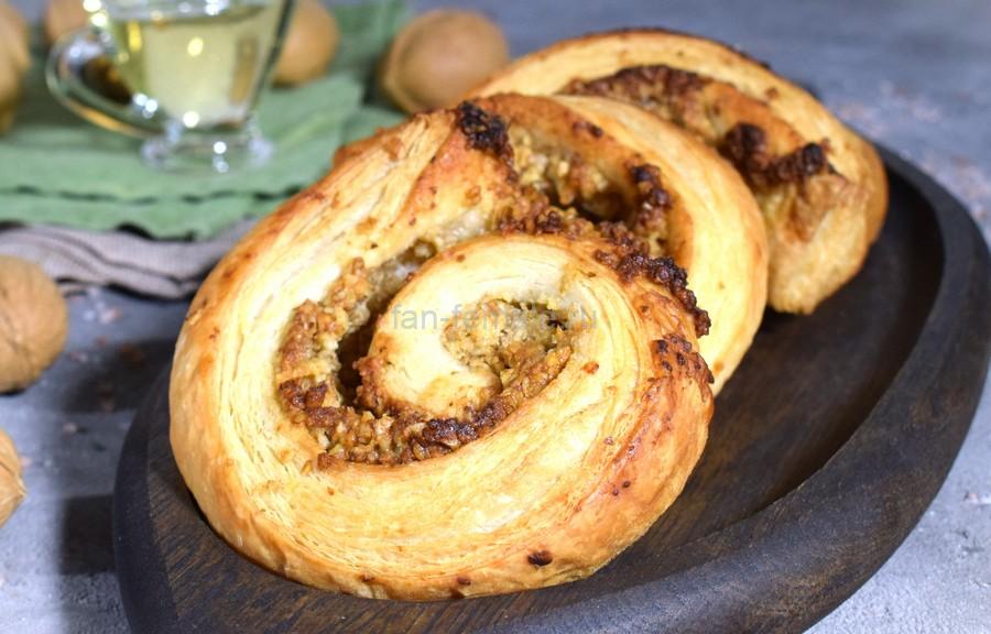 Слоеные улитки с медом и грецкими орехами