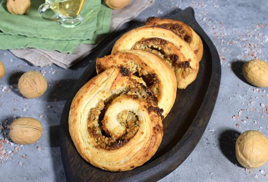 Слоеные улитки с медом и грецкими орехами