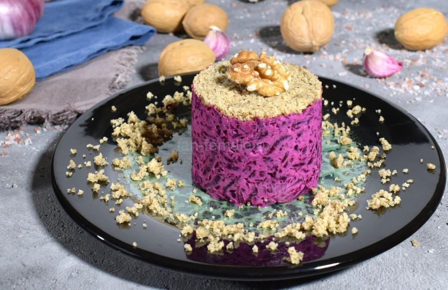 Свекла с чесноком, грецкими орехами, майонезом