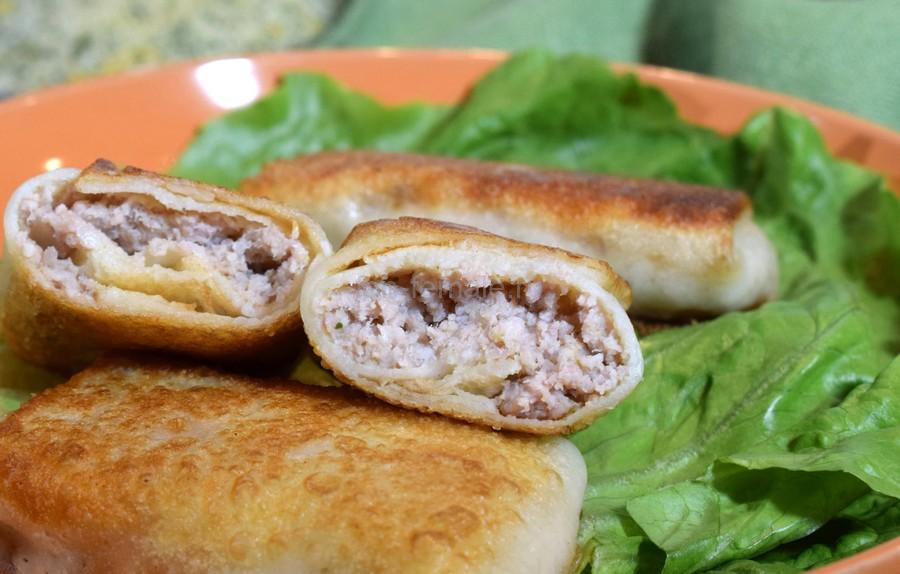 Блины, начиненные фаршем из отварной свинины с рисом