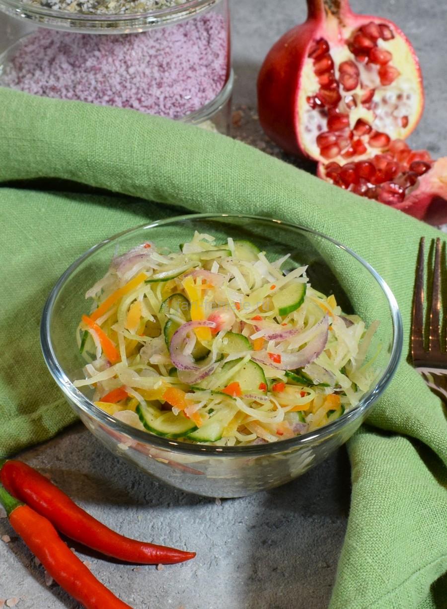 Капуста с перцем, огурцом, гранатом, красным луком