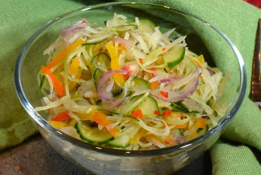 Капуста с перцем, огурцом, гранатом, красным луком