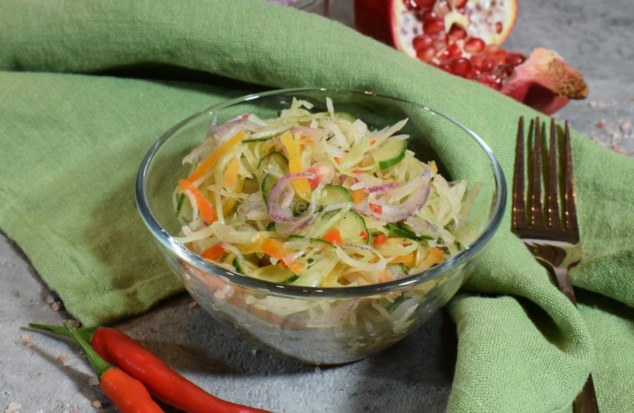 Капуста с перцем, огурцом, гранатом, красным луком