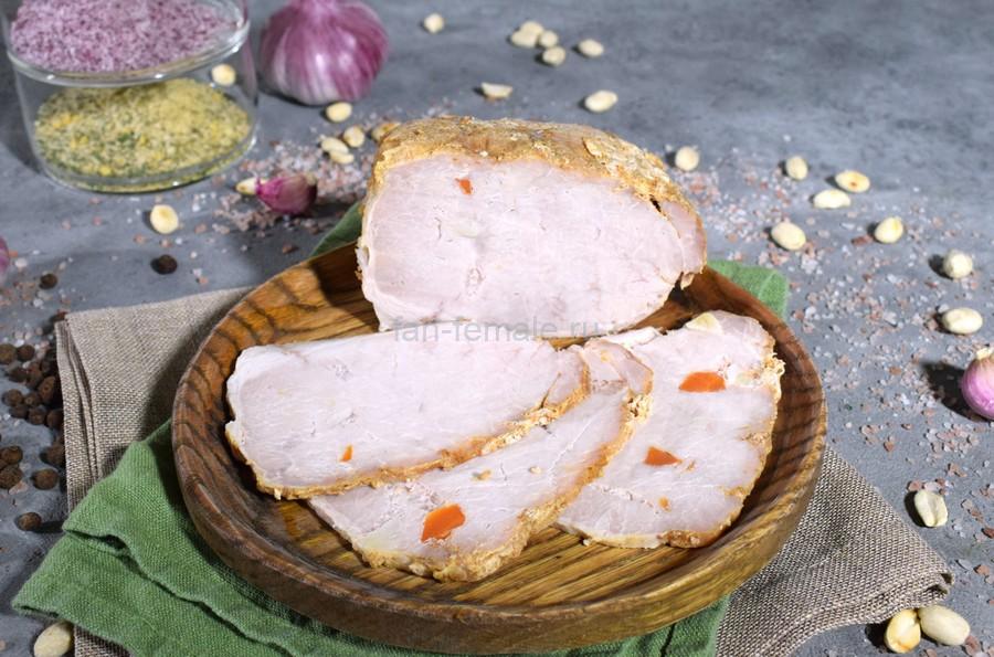 Карбонад, шпигованный морковью и чесноком