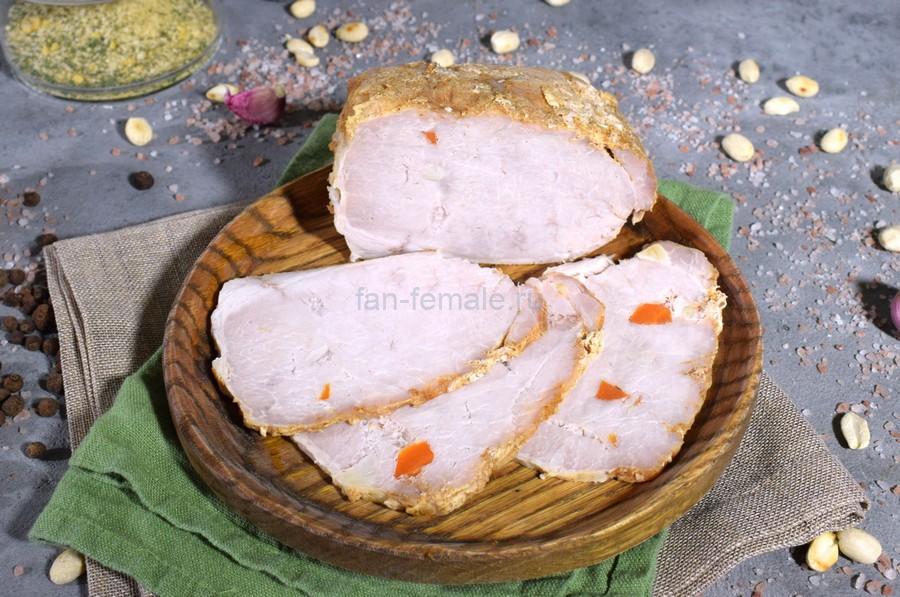 Карбонад, шпигованный морковью и чесноком