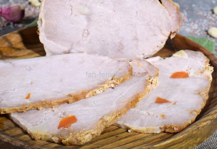 Карбонад, шпигованный морковью и чесноком