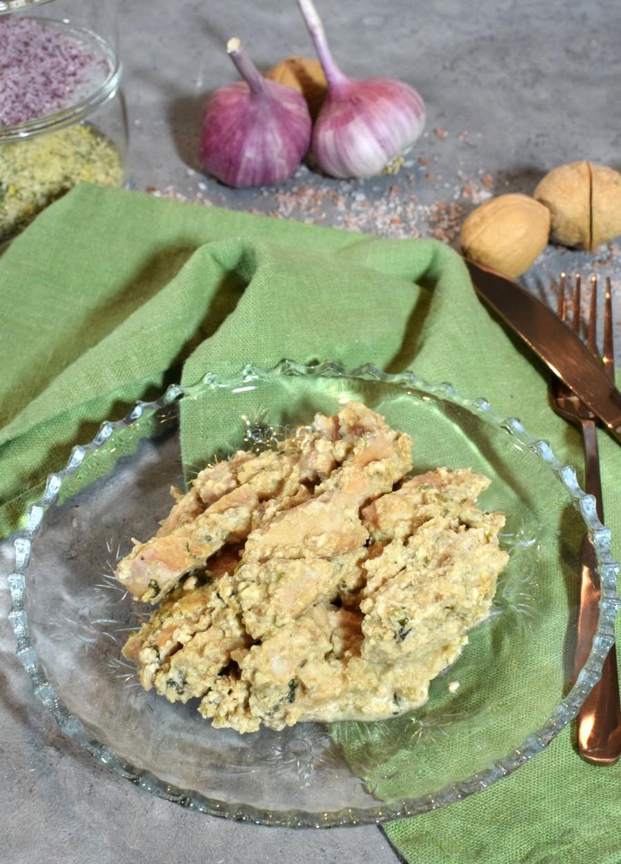 Курица с грецкими орехами, кинзой, чесноком в бешамели
