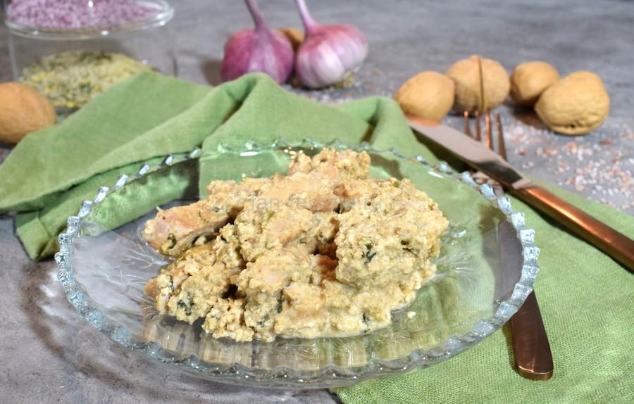 Курица с грецкими орехами, кинзой, чесноком в бешамели