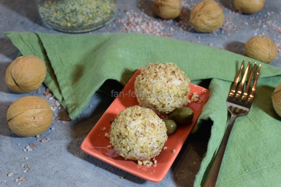 Куриные шарики с перепелиным яйцом и грецкими орехами