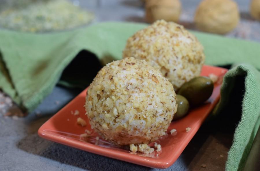 Куриные шарики с перепелиным яйцом и грецкими орехами