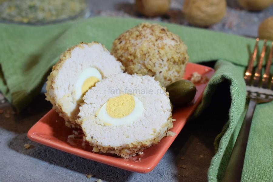 Куриные шарики с перепелиным яйцом и грецкими орехами