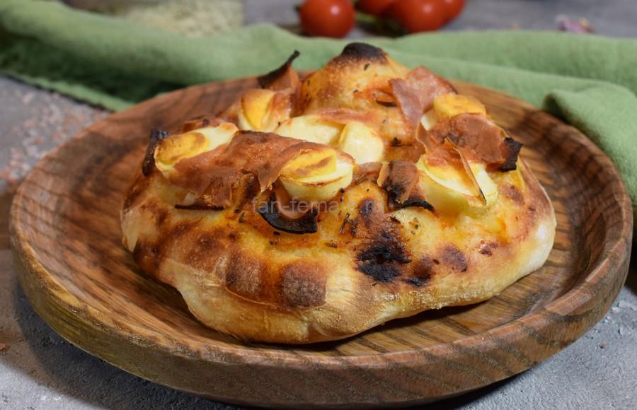 Пиццетта с беконом и перепелиными яйцами