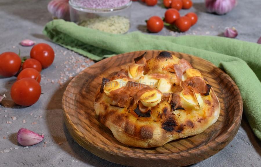 Пиццетта с беконом и перепелиными яйцами