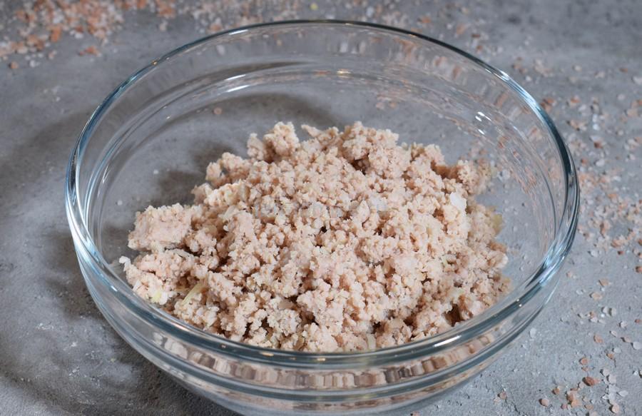 Приготовление блинов, начиненных фаршем из отварной свинины с рисом, шаг 1