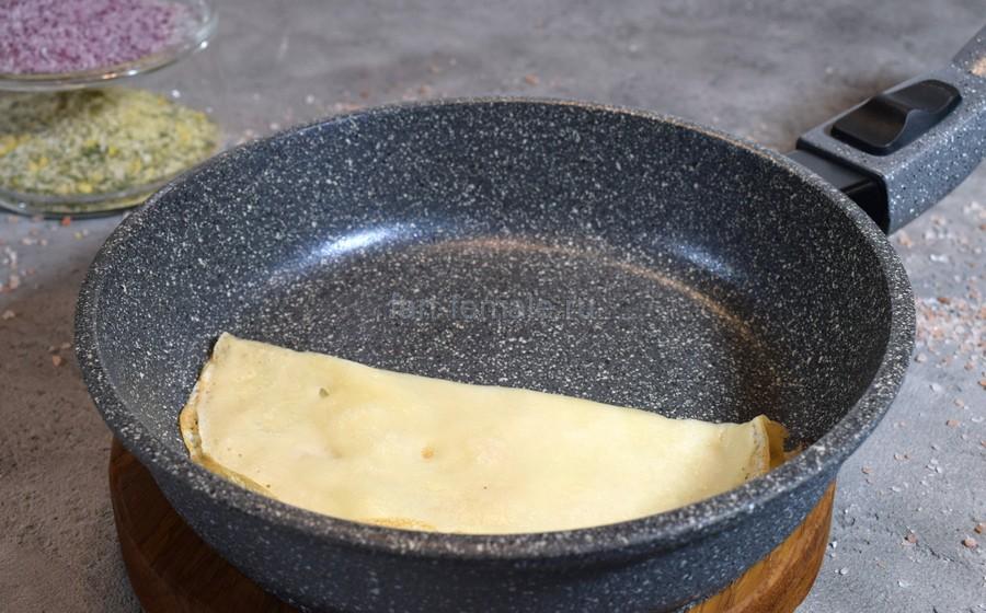 Приготовление блинов, начиненных фаршем из отварной свинины с рисом, шаг 4