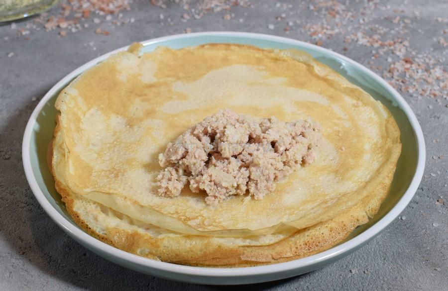 Приготовление блинов, начиненных фаршем из отварной свинины с рисом, шаг 5