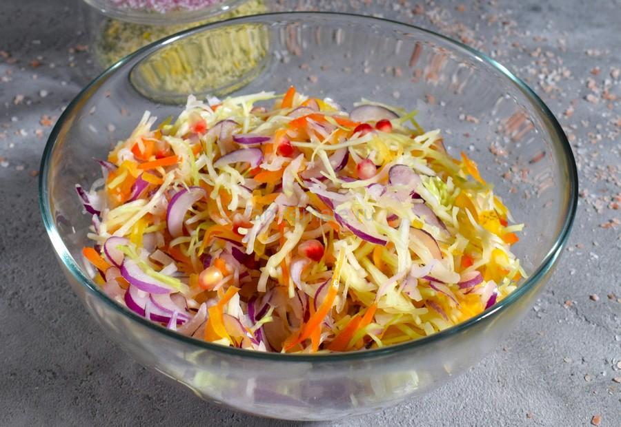 Приготовление капусты с перцем, красным луком, огурцом, гранатом, острой заправкой, шаг 4