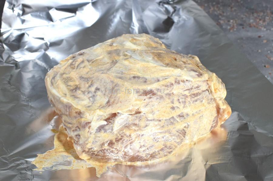 Приготовление карбонада, шпигованного морковью и чесноком, шаг 6