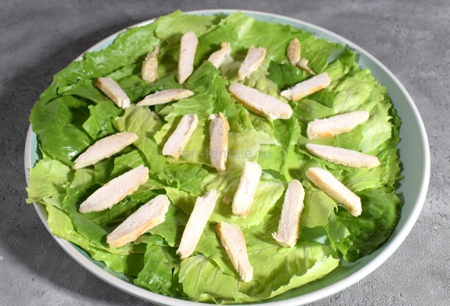 Приготовление салата с курицей, плавленным сыром, черри, шаг 3