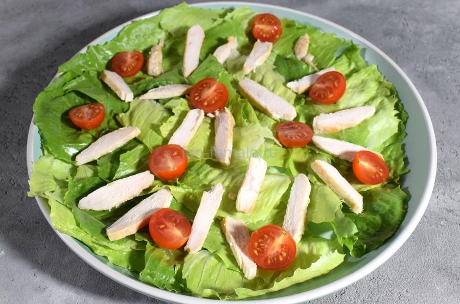Приготовление салата с курицей, плавленным сыром, черри, шаг 4