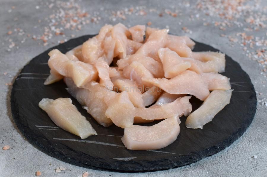 Приготовление слоек с курицей, шампиньонами и базиликом, шаг 1 Приготовление слоек с курицей, шампиньонами и базиликом, шаг 1