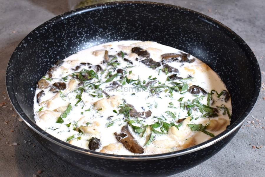 Приготовление слоек с курицей, шампиньонами и базиликом, шаг 7